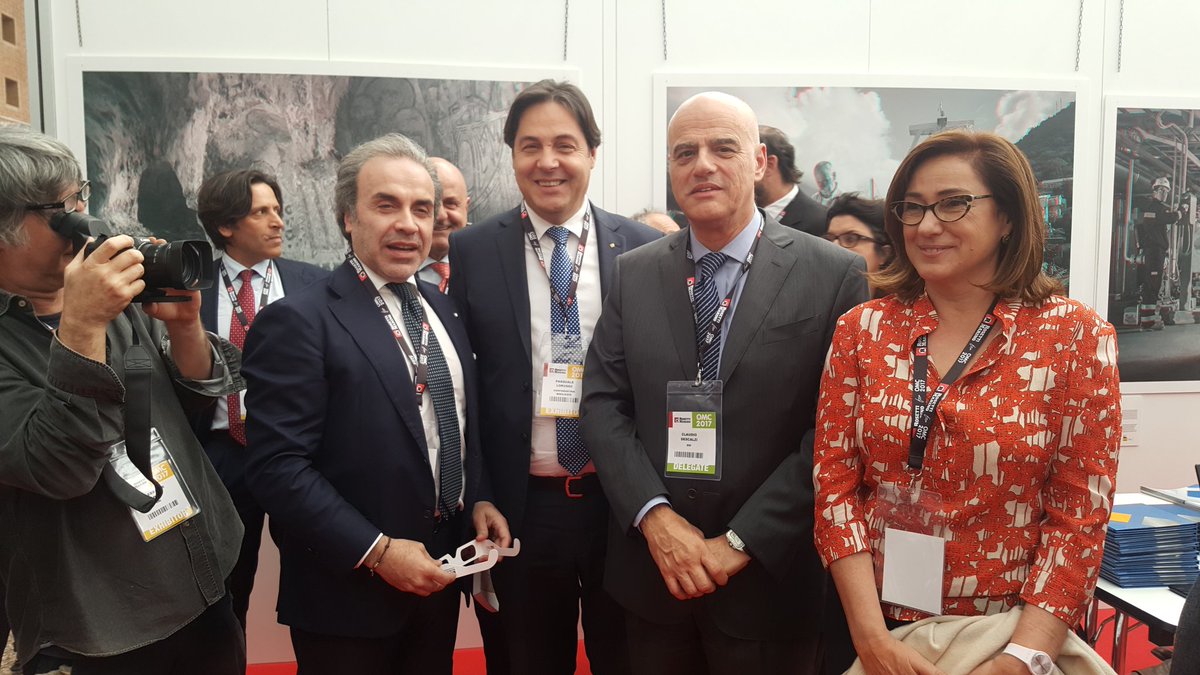 Conf_Basilicata's tweet photo. L'Ad @eni @c_descalzi in visita al nostro stand #basilicatanotherdimension #OMC2017 https://t.co/L0onVpkPEe