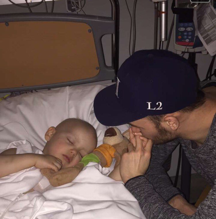 Emil har nett gjennomført en vellykket operasjon! Operert ut alle kreftceller, beholdt beinet sitt, og nå gjenstår 4 mnd cellegift. #lykke