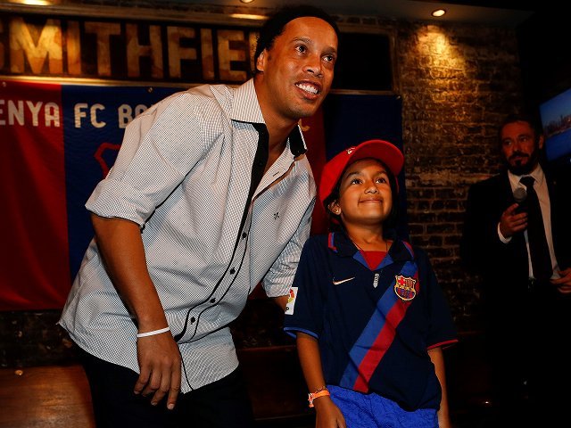 weeklysd's tweet photo. ロナウジーニョ、37歳の誕生日に『孤独』で歌手デビュー! | サッカーダイジェストWeb https://t.co/xXFl3IiKJb #ロナウジーニョ #R10 #RonaldinhoIsBack #FCB #Milan #PSG #ブラジル代表 https://t.co/vPVdha5qwD