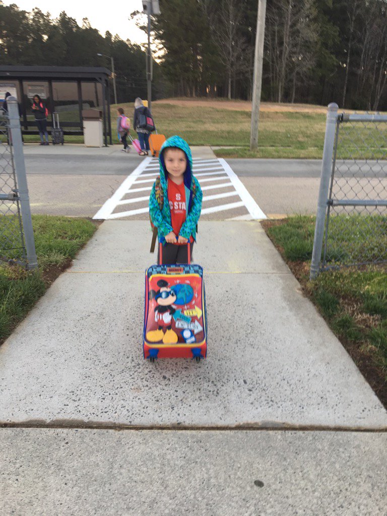 _shmaher's tweet photo. Going to #Disney https://t.co/UmDZ1LfYnb