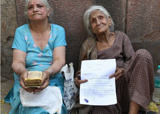 #Delhi : पुराने नोट बदलने के लिए सूइसाइड नोट के साथ RBI के बाहर बैठीं दो बुजुर्ग महिलाएं। Reports <a href="/journoaman/">Aman Goswami</a>