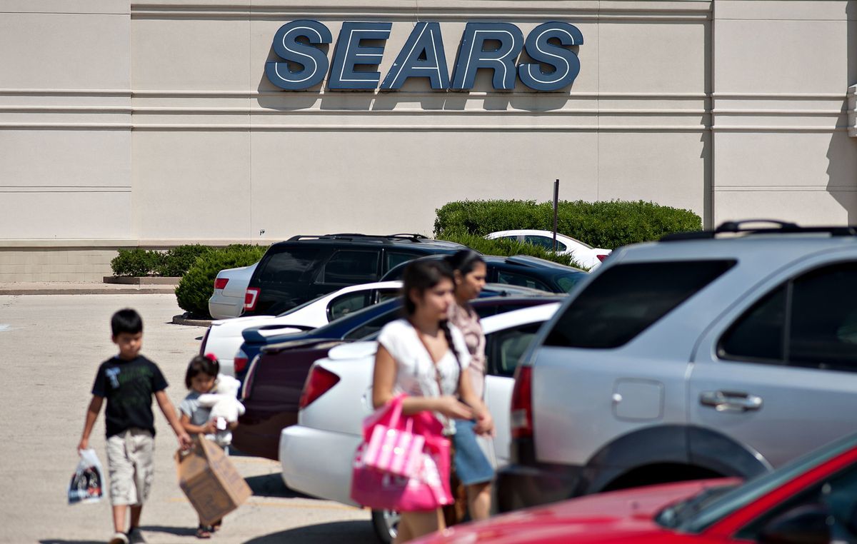 gotradeapp's tweet image. Sears Plummets After Filing Sparks Concern That End Is Near crwd.fr/2n1dpIx
