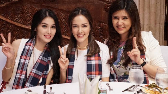 Regina_pear's tweet photo. karena mendukung pak @basuki_btp jadi Gubernur DKI Jakarta, kakak @cathysharon &amp; @SandraDewi88 terlihat lebih cantik. #apamungkinbegituya https://t.co/NUObnnahIv