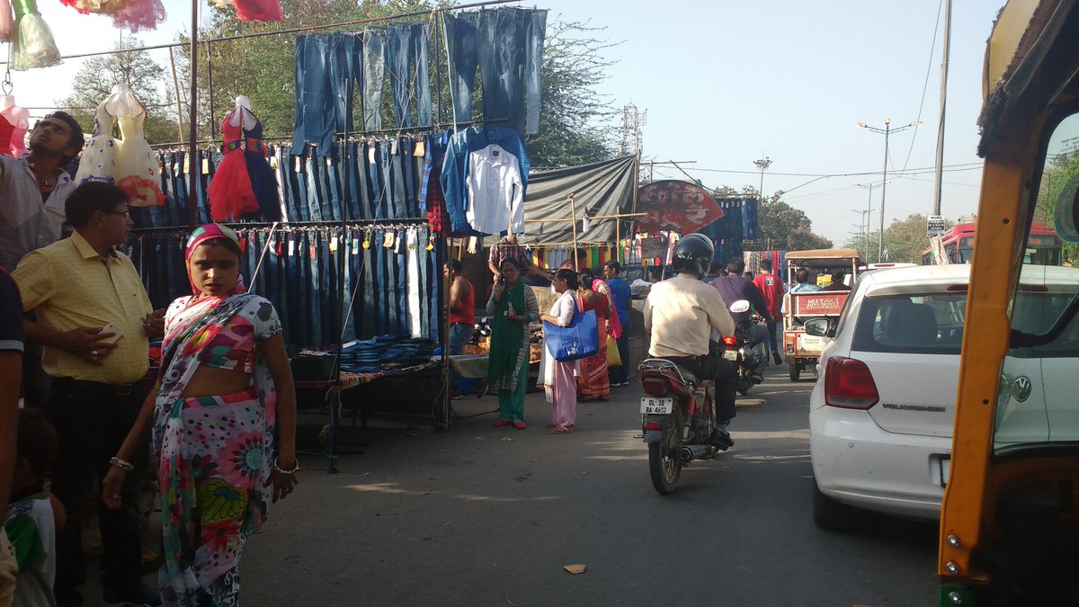 anshumankarol's tweet photo. Roads are not meant for markets #weeklybazar @dtptraffic @ArvindKejriwal @msisodia https://t.co/KjAaxmwIln