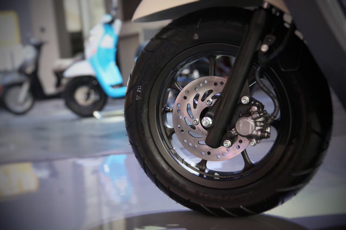 Nah yang unik di #AllNewScoopy ini memakai ring velg yang kecil yaitu 12inci dan ban tubeless. Jadi makin keliatan kece saat dipake riding.