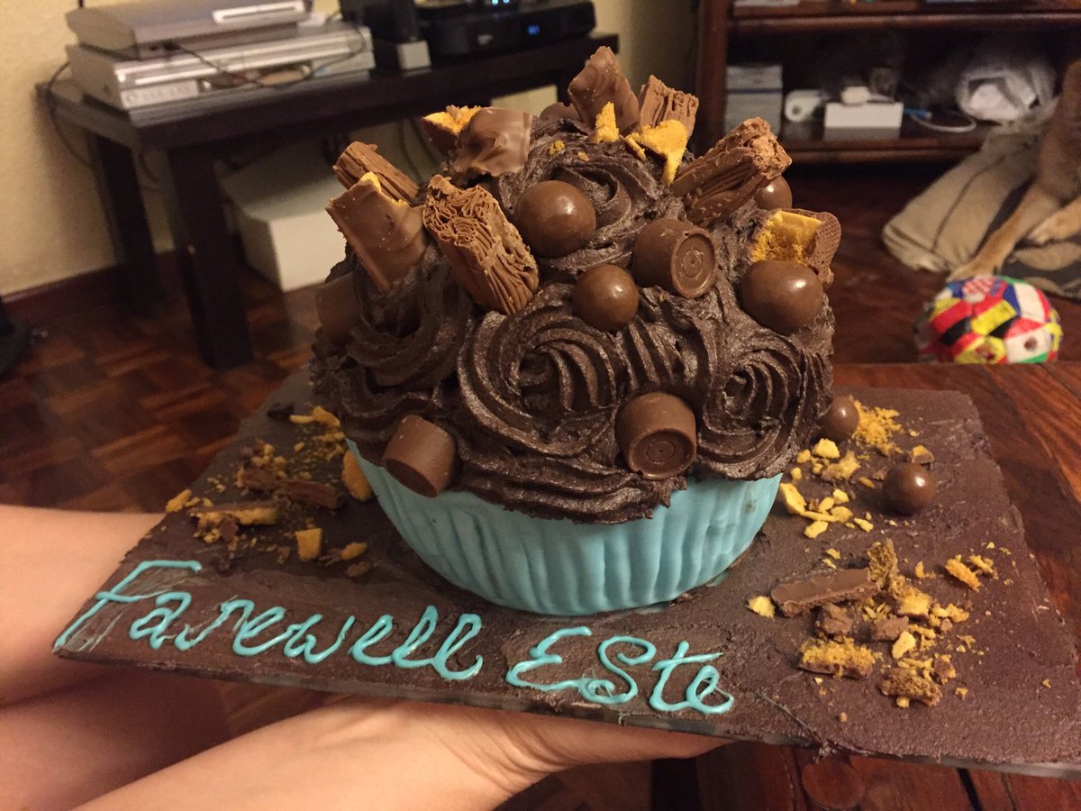 DearCakeCT's tweet photo. Giant cupcakes are just the best!  #giantcupcake  #baking  #bakingbliss #noveltycake  #bakingcapetown https://t.co/toTDbdSGmd
