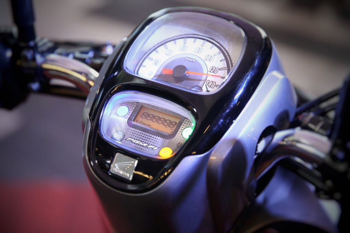 Sekarang kita pindah ke bagian kokpit, panelmeter dari #AllNewScoopy memakai New combined digital panel meter dengan eco indikator Brosis.