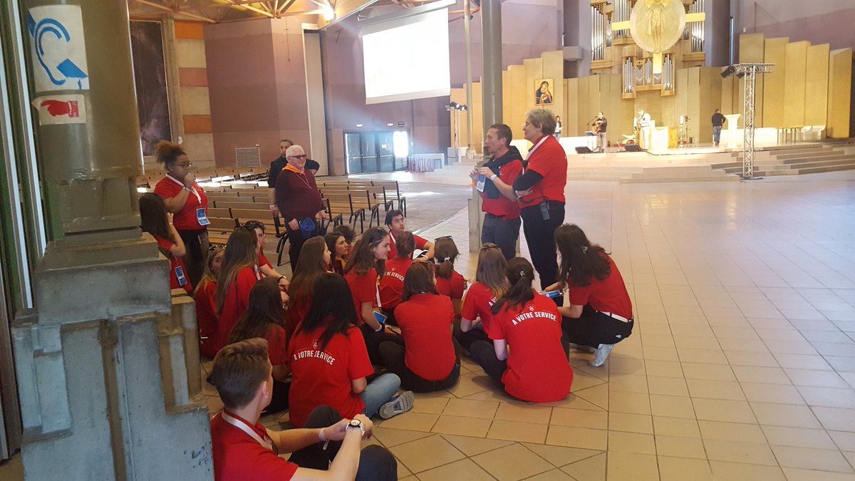 Marianistes200's tweet photo. Les #Guibs st à votre service pour le bon déroulement de l'ouverture : merci de bien suivre leurs indications ! #marianistes #bicentenaire https://t.co/r44CmbjKUF