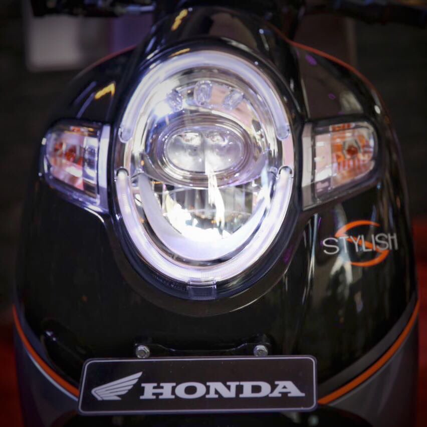 Di bagian depan juga hadir dengan New LED Projector Headlight. Jadi nggak perlu takut kalo lewat jalanan gelap #AllNewScoopy