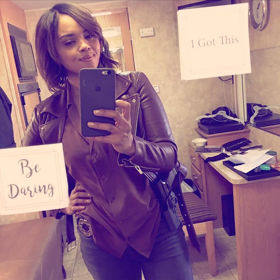 thevisionwords's tweet photo. Love seeing @SharonLeal17 enjoying her Vision Words sticky notes while on the set of her new TV show... ๐
#VisionWords #StatementsThatStick https://t.co/QwZMl1akMY