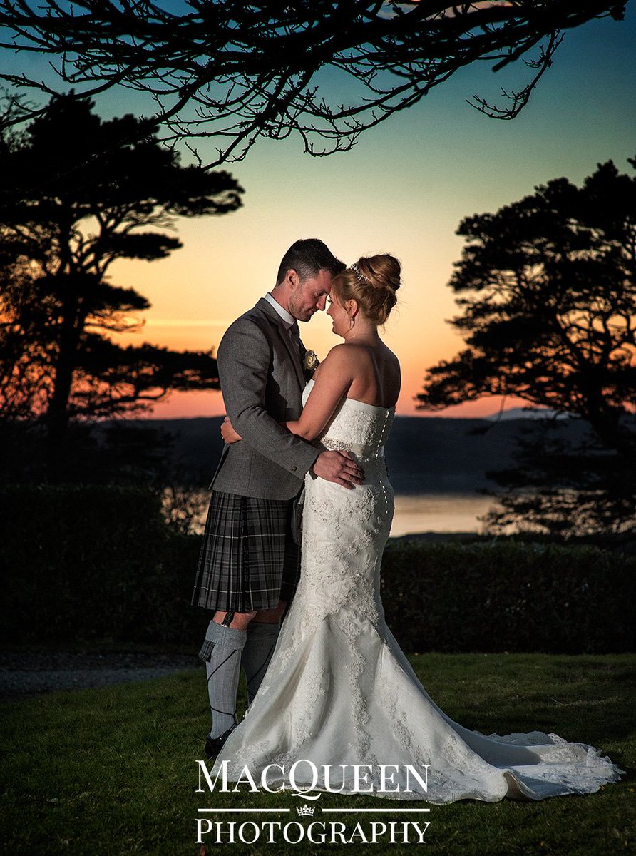 MacqueenPhoto's tweet image. A breathtaking sunset for newly weds Amy &amp;amp; Michael at the stunning @LungaHouse .  #WEDDINGPHOTOGRAPHY #wedding #scottishwedding #sunset