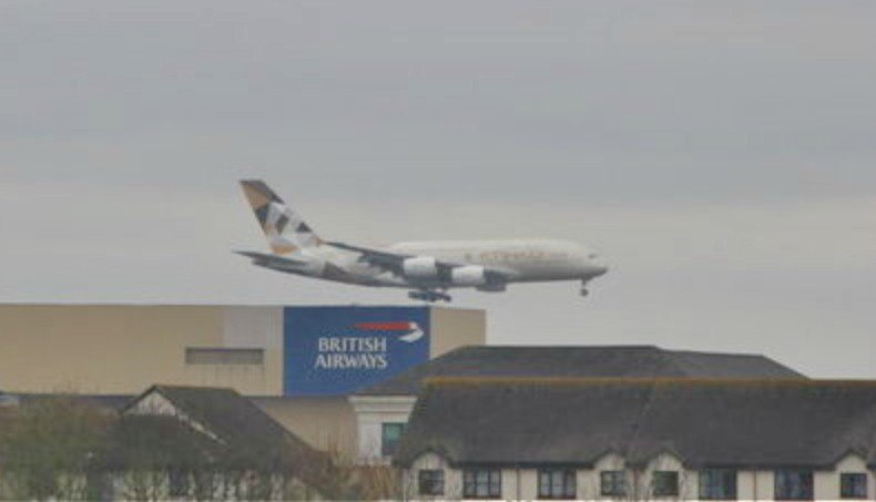 AirportWebcams's tweet photo. Brand new @EtihadAirways A380 A6-API just into London Heathrow on its first visit (#EY19) : https://t.co/QxRqaV5npi @Heathrowcam https://t.co/hMQDL9XtYc