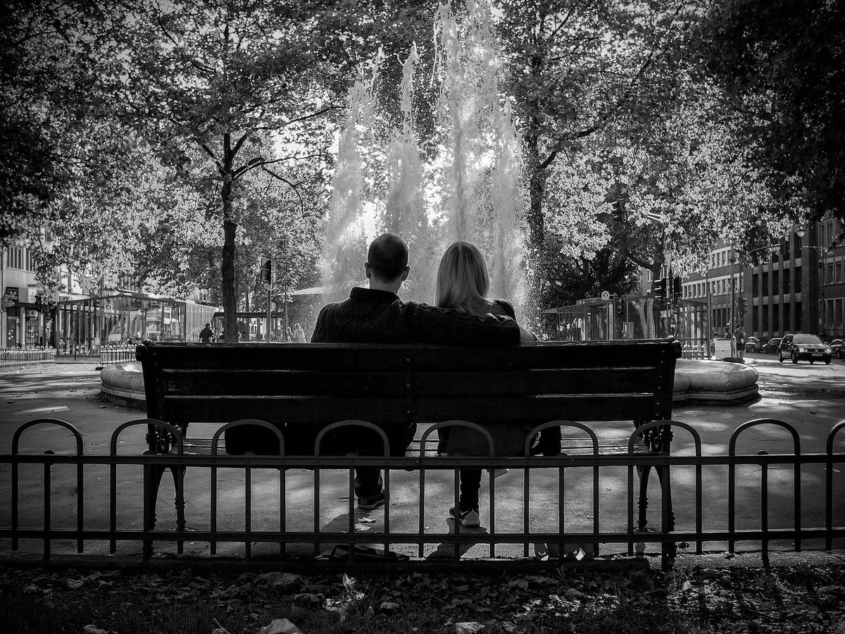 우리가 그리워하는 것은
익숙한 존재 자체가 아니라
서로를 알아봐주고 인정해주는 것,

그리고 비록 보잘것없다 해도
서로의 삶에 도움이 되도록
지지해주는 것이다.

- 앤서니 스토