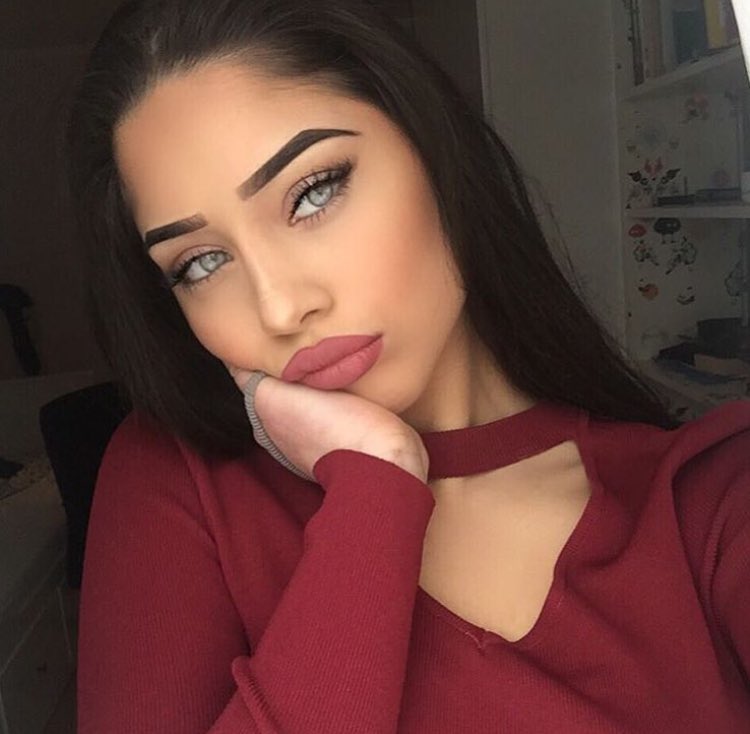 RealBadBrunette's tweet photo. 💋 https://t.co/n1wle5Y8Yj