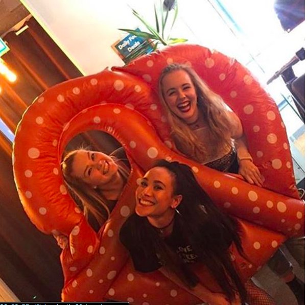 the90sbrunch's tweet photo. #WCW with these babes and a giant pretzel. https://t.co/2MNHuAdVQ1