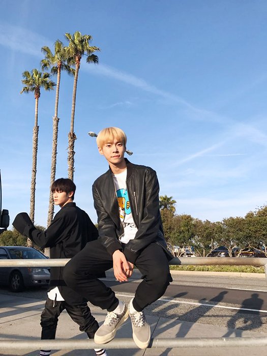 NCT_ITALIA_'s tweet photo. [VYRL UPDATE] Scatti durante la sosta a L.A.
 #kconmexico2017 https://t.co/vIkwux9Bo2