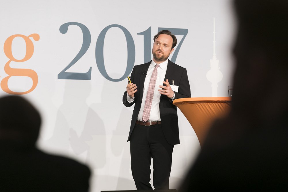 finance_live's tweet photo. #hbbav #hbvorsorge Mitarbeiter haben eine zentrale Rolle im Prozess der Digitalisierung #drcleh04 @GOB_de https://t.co/G1HhGPnRH0