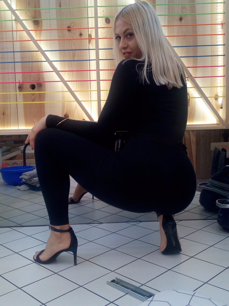 Anoche sudé bailando todo lo que me hervía dentro, hoy descanso.Esperando que habléis mañana. Os quiero, vuestra.  xx  #vipdirecto