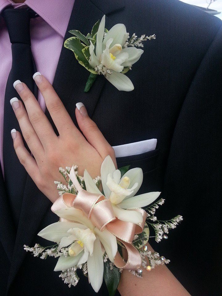 jchsfbla's tweet photo. We are selling corsages and boutonnières for prom! $15/1, $25/2 with 15+ professional color options. Buy at lunch or outside room 304. https://t.co/tPtKkjNMlA