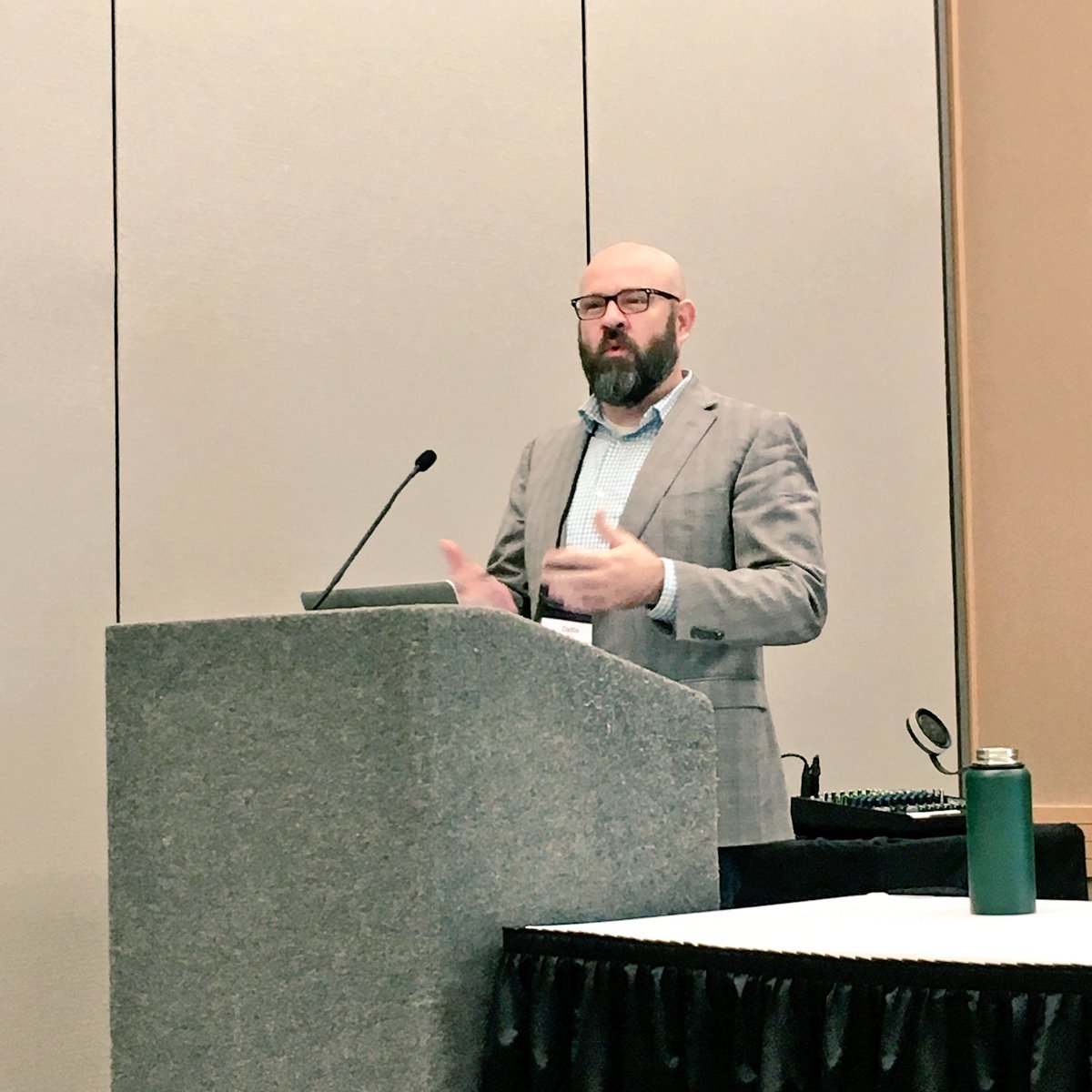 CAS_Standards's tweet photo. @DallinYoung sharing great info on the NEW cross-functional CAS frameworks for FYE programs! #ACPA17 #SAassess #CASfans https://t.co/BVChzKhcqe