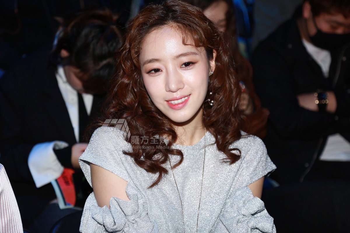 moreforms's tweet photo. T-ara member Eun-jung shows up at Seoul Fashion Week Day 2. 

#tara #SeoulFashionWeek #Eunjung #함은정 #咸𤨒晶 #恩靜 https://t.co/O1MjJ8sUXC