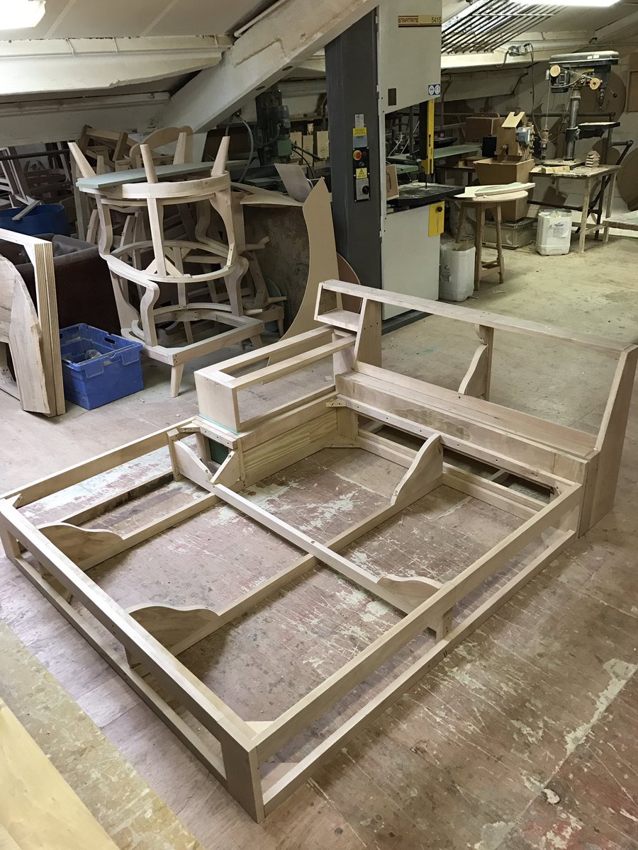 LJChairframes tweet media