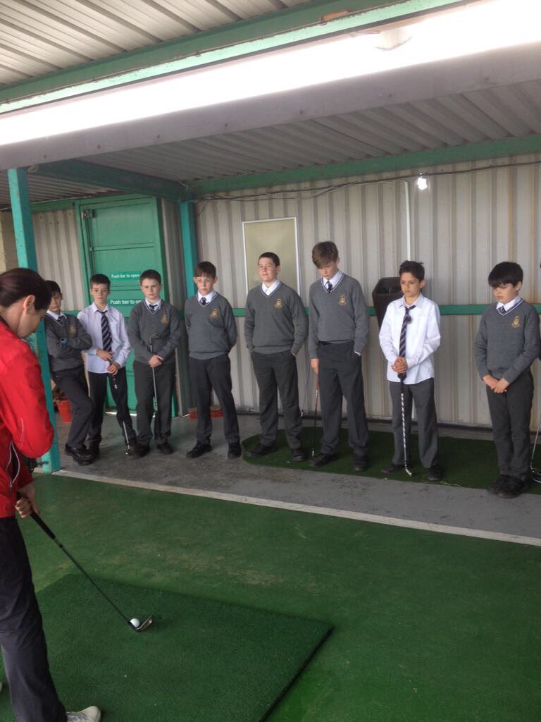 TerenureCollege's tweet image. The next generation...our JS are taking their first golf lesson of the year #eyeontheball #swingeasy #golf #enjoy