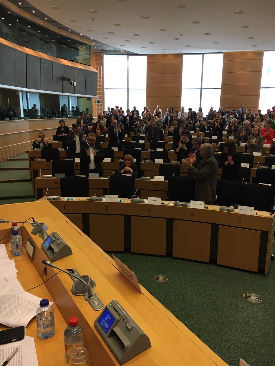 robert_gianni's tweet photo. Applause after @GlenisWillmott's tears #brexitday #brexit  #Labour @guardian https://t.co/JyrIMlDSoT