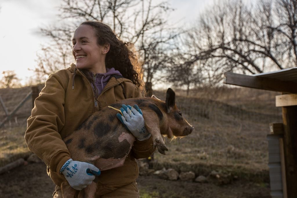 She wears many hats... including baby pig wrangler. More filming with @theultrafarmer for our latest #microdocumentary #ultrarunning