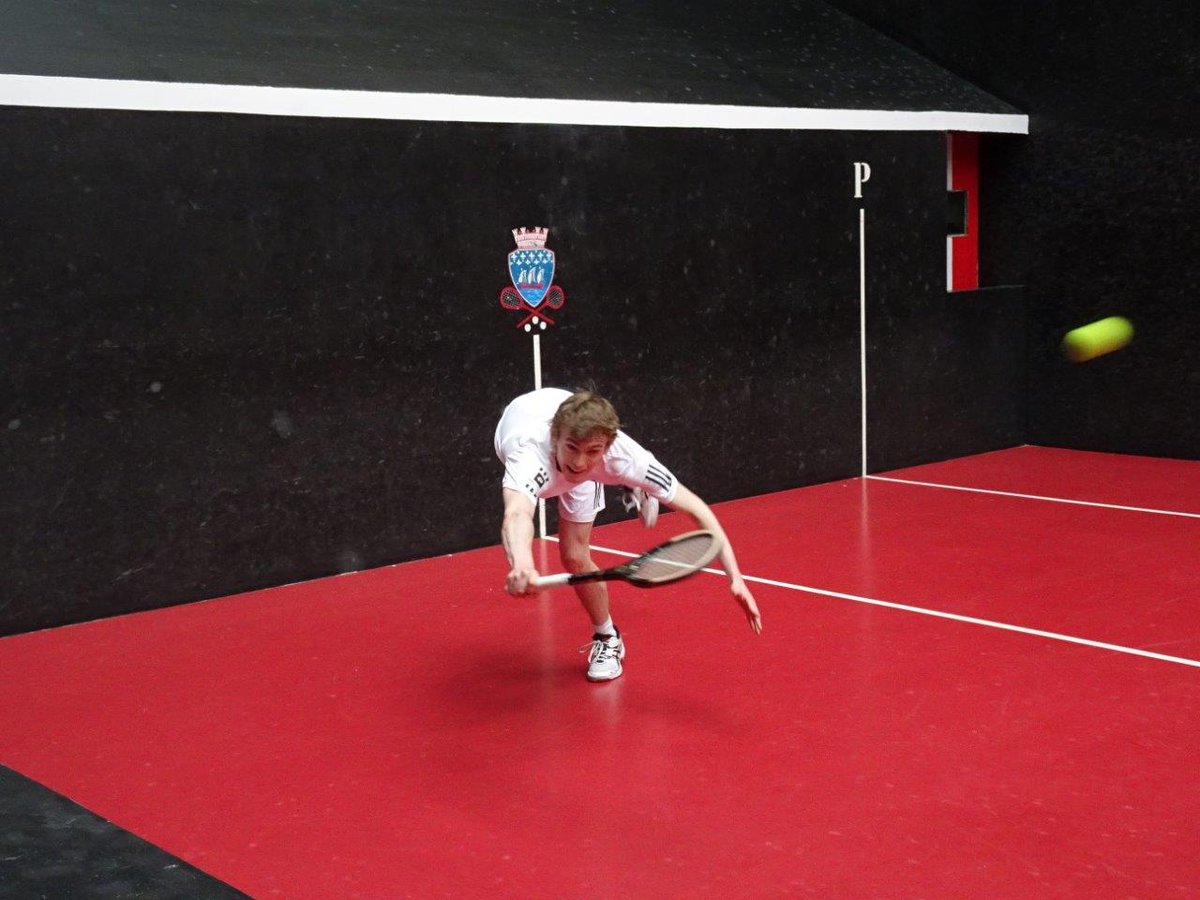 edkay360's tweet photo. Team GB through to the final of the Bathurst cup, depsite one of their team displaying some dubious technique. @cam_tennis don't show Kees. https://t.co/6yqzVKtLbd