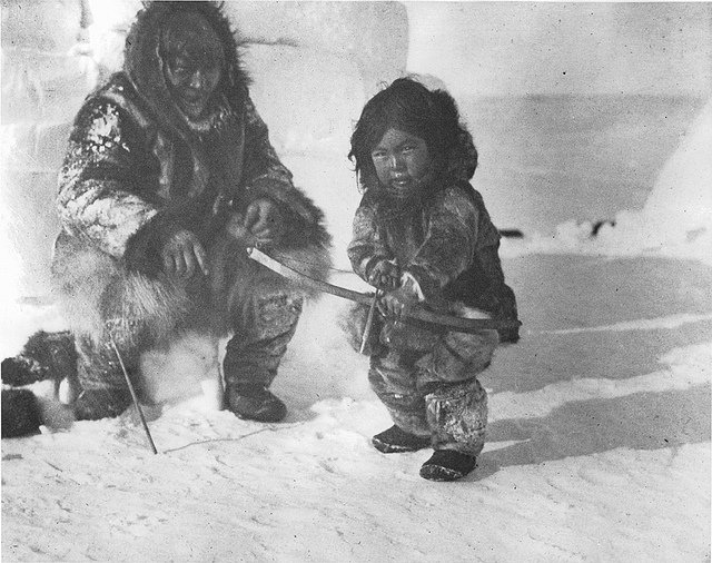 書肆ゲンシシャ 幻視者の集い בטוויטר 極北の怪異 Nanook Of The North 1922年 アメリカのサイレント映画 カナダ北部に住む先住民族のイヌイットの生態を捉えた映画です ヨーロッパの文化が入り込む前の生活を撮影しています 書肆ゲンシシャでは先住民族