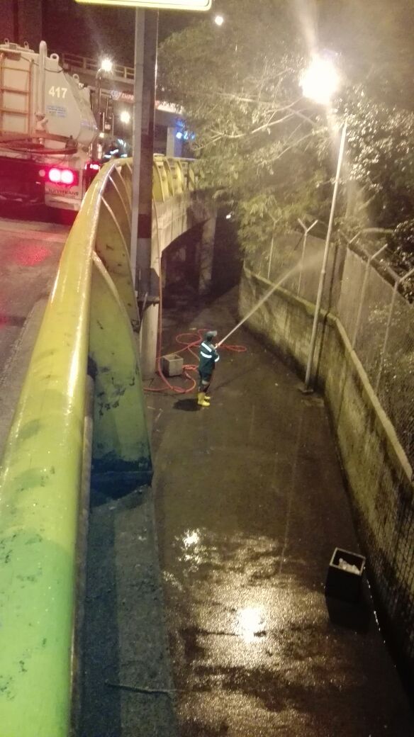 Emvarias's tweet image. Detalladamente, lavamos puentes principales de nuestra ciudad. Movilidad segura y limpia para vos. Anoche trabajamos en el de La Aguacatala.