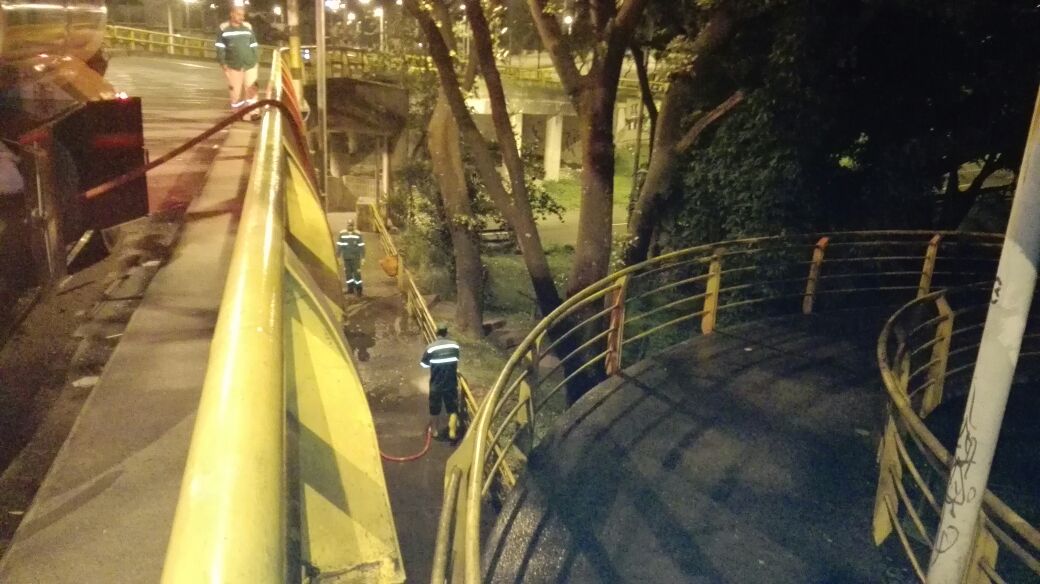 Emvarias's tweet image. Detalladamente, lavamos puentes principales de nuestra ciudad. Movilidad segura y limpia para vos. Anoche trabajamos en el de La Aguacatala.