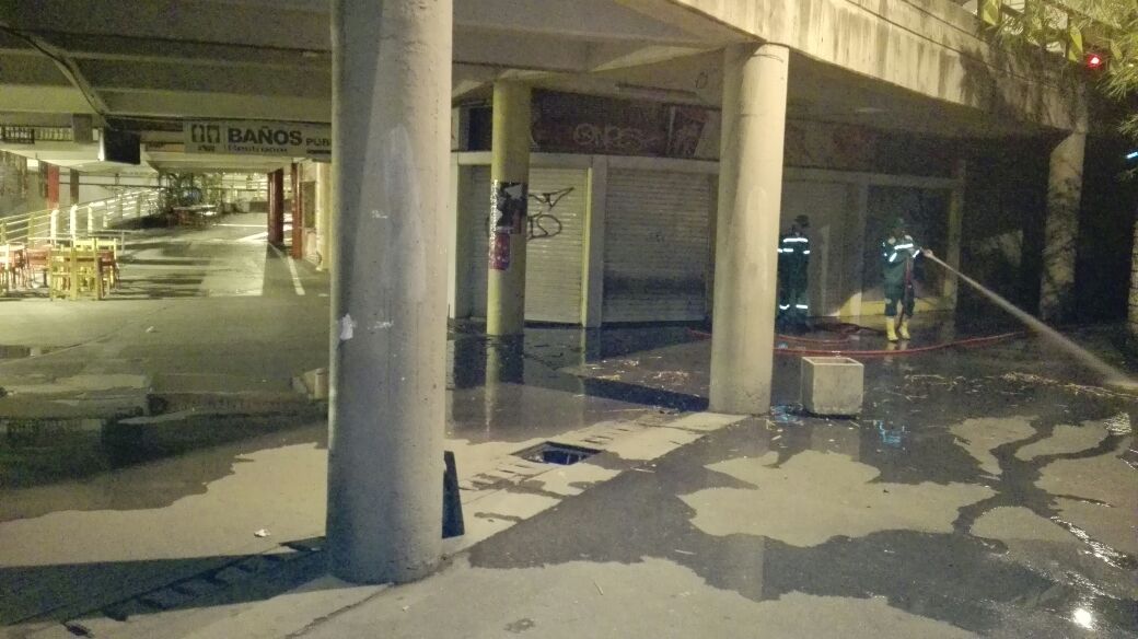 Emvarias's tweet image. Detalladamente, lavamos puentes principales de nuestra ciudad. Movilidad segura y limpia para vos. Anoche trabajamos en el de La Aguacatala.