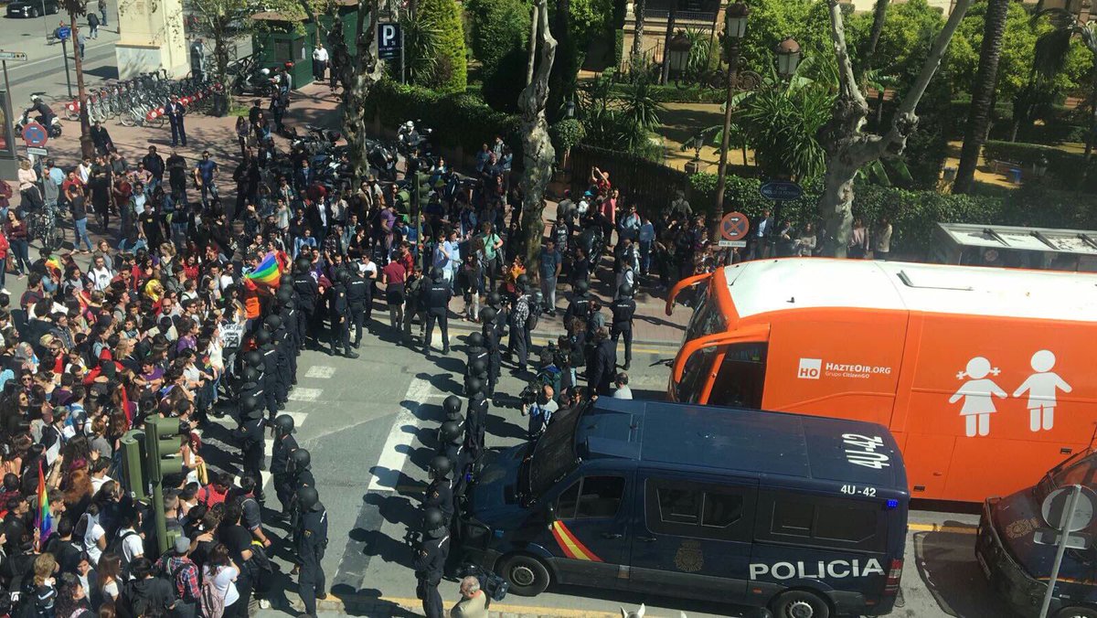 Movimiento41's tweet photo. La Juventud Antifascista sevillana le hemos plantado cara al autobús transfobo de Hazte oír . 
SEVILLA SERÁ LA TUMBA DEL FASCISMO. https://t.co/A77Df67Qea