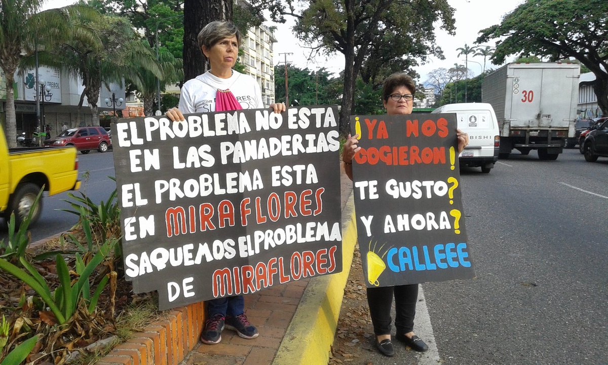 0_osiris_0's tweet photo. #29M Mientras unos Lloran (él pueblo) otros venden pañuelos (él REGIMER NARCODICTADOR) #SaquemosElProblemaDeMiraflores 
Sal
Protesta https://t.co/n0vIFBVpTF