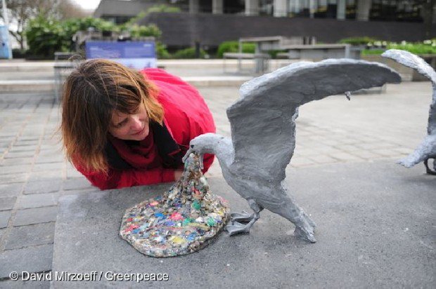 GoOutdoorsWest's tweet photo. RT @CityLab: London's newest sculpture is seabirds vomiting plastic https://t.co/yWXrYZruLv https://t.co/x9a8kPS3rf