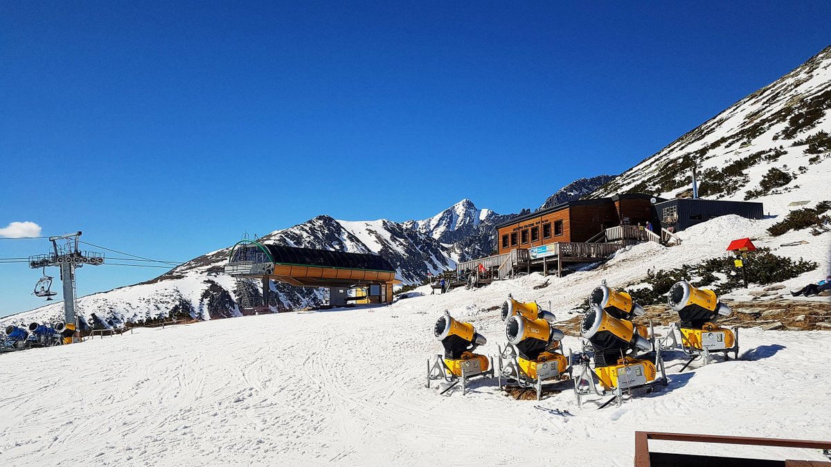 CrocusHotel's tweet photo. Na chate pod Soliskom je v týchto dňoch umenie sa nespáliť, Chorvátsko sa nechytá 🏖 👉 😎 #strbskepleso #solisko #hotelcrocus #skiing https://t.co/GNkKcjocpH