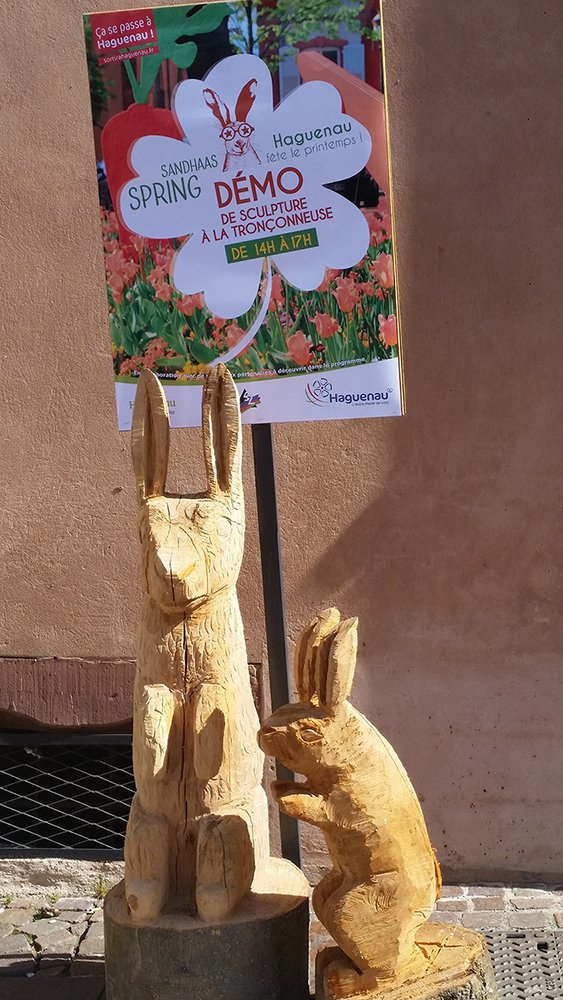 VilledeHaguenau's tweet photo. #SandhaasSpring
Admirez Hervé, agent au service Parcs et Jardins de la Ville, qui sculpte des lapins en bois à la tronçonneuse ! https://t.co/H6zuL1cRhS