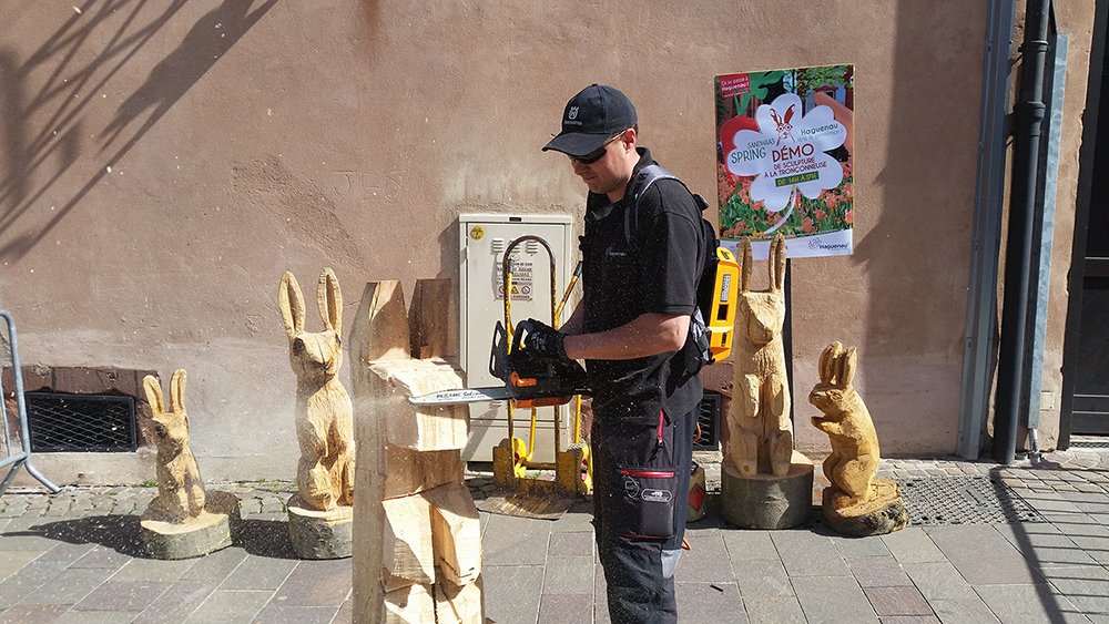VilledeHaguenau's tweet photo. #SandhaasSpring
Admirez Hervé, agent au service Parcs et Jardins de la Ville, qui sculpte des lapins en bois à la tronçonneuse ! https://t.co/H6zuL1cRhS