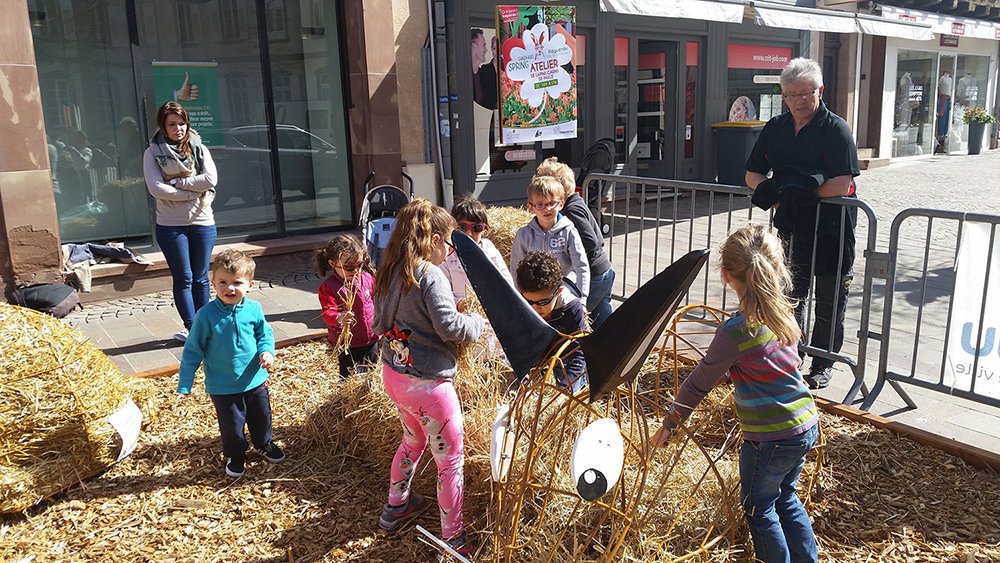 VilledeHaguenau's tweet photo. #SandhaasSpring
Cet après-midi, les enfants garnissent les structures métalliques en forme de lapin au centre-ville de #Haguenau ! https://t.co/SfQEIni8Jm