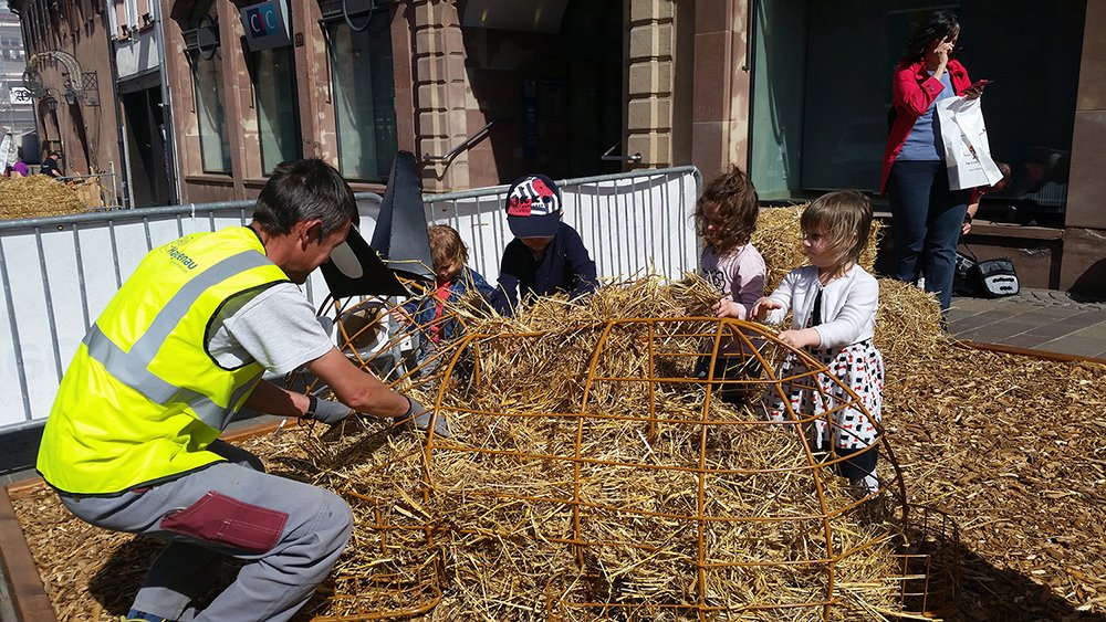 VilledeHaguenau's tweet photo. #SandhaasSpring
Cet après-midi, les enfants garnissent les structures métalliques en forme de lapin au centre-ville de #Haguenau ! https://t.co/SfQEIni8Jm