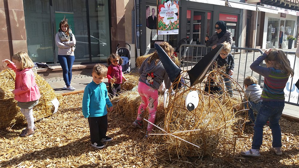 VilledeHaguenau's tweet photo. #SandhaasSpring
Cet après-midi, les enfants garnissent les structures métalliques en forme de lapin au centre-ville de #Haguenau ! https://t.co/SfQEIni8Jm