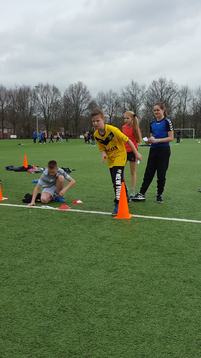 VVVFoundation's tweet photo. En vanmiddag leefden de leerlingen zich uit op het voetbalveld! Geslaagde 1e editie van de @vvvvenlo Scholentour! #intopvorm @JOGG_Venlo https://t.co/huDr18oM6I