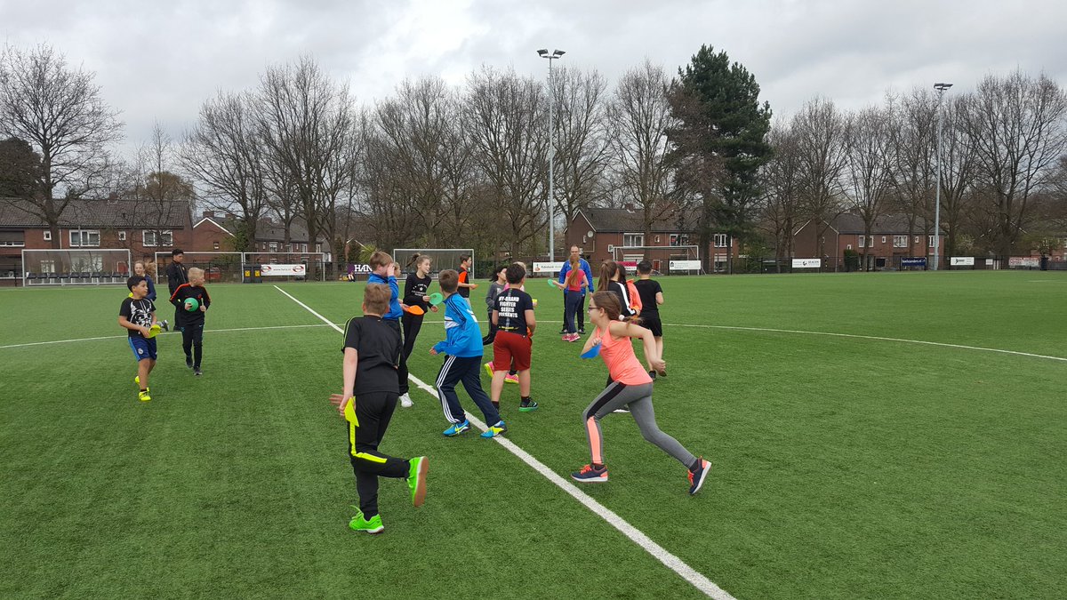 VVVFoundation's tweet photo. En vanmiddag leefden de leerlingen zich uit op het voetbalveld! Geslaagde 1e editie van de @vvvvenlo Scholentour! #intopvorm @JOGG_Venlo https://t.co/huDr18oM6I