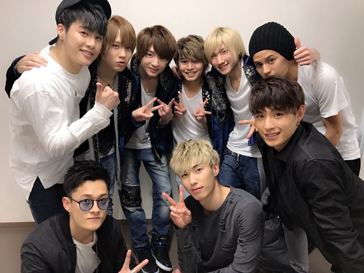 Gaki_Pei's tweet photo. BEE SHUFFLEさん活動休止がほんまに悲しい(ToT)

ショールーム見て1人でボロ泣き(ToT)笑
ほんまに対バン一緒やった時楽しかったのに>_<

ほんまにカムサハムニダ！！！

これからも応援してます！
みなさん頑張ってください(ToT) https://t.co/S8xXcPEWDO