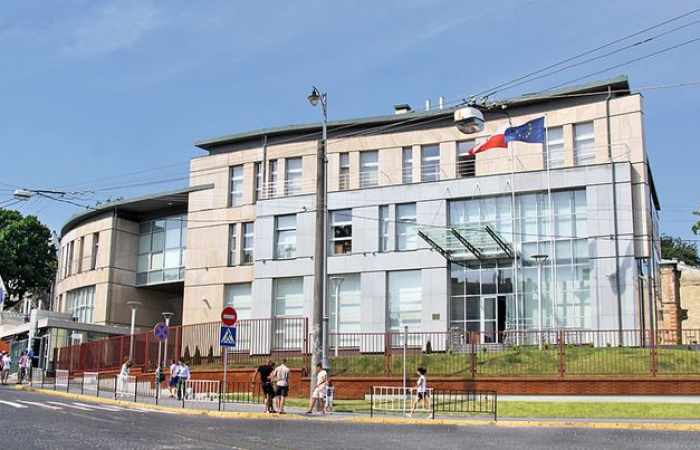 mammadli_t's tweet photo. #Polish consulate attacked in #Ukrainian town: https://t.co/ZKSR8h37g4 #Polishconsulate #Poland #Ukraine https://t.co/7uQEtXFBR8