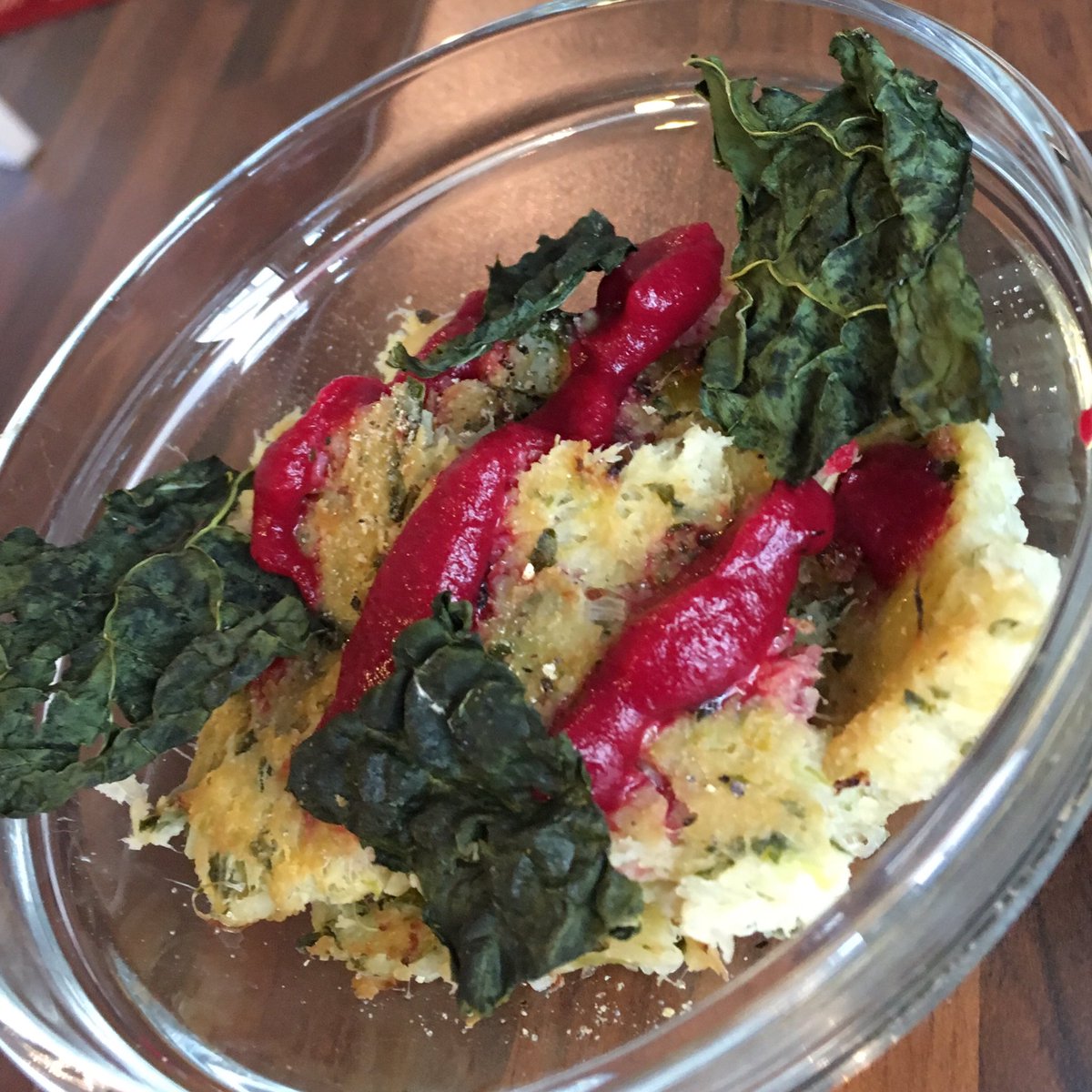 JuicingMum's tweet photo. #vegan #cauliflower &amp; #leek bake with #cauliflowergreens &amp; dehydrated #cavolonerochips @theforagingfox #beetchup just makes this even better https://t.co/cG97OqYWKh