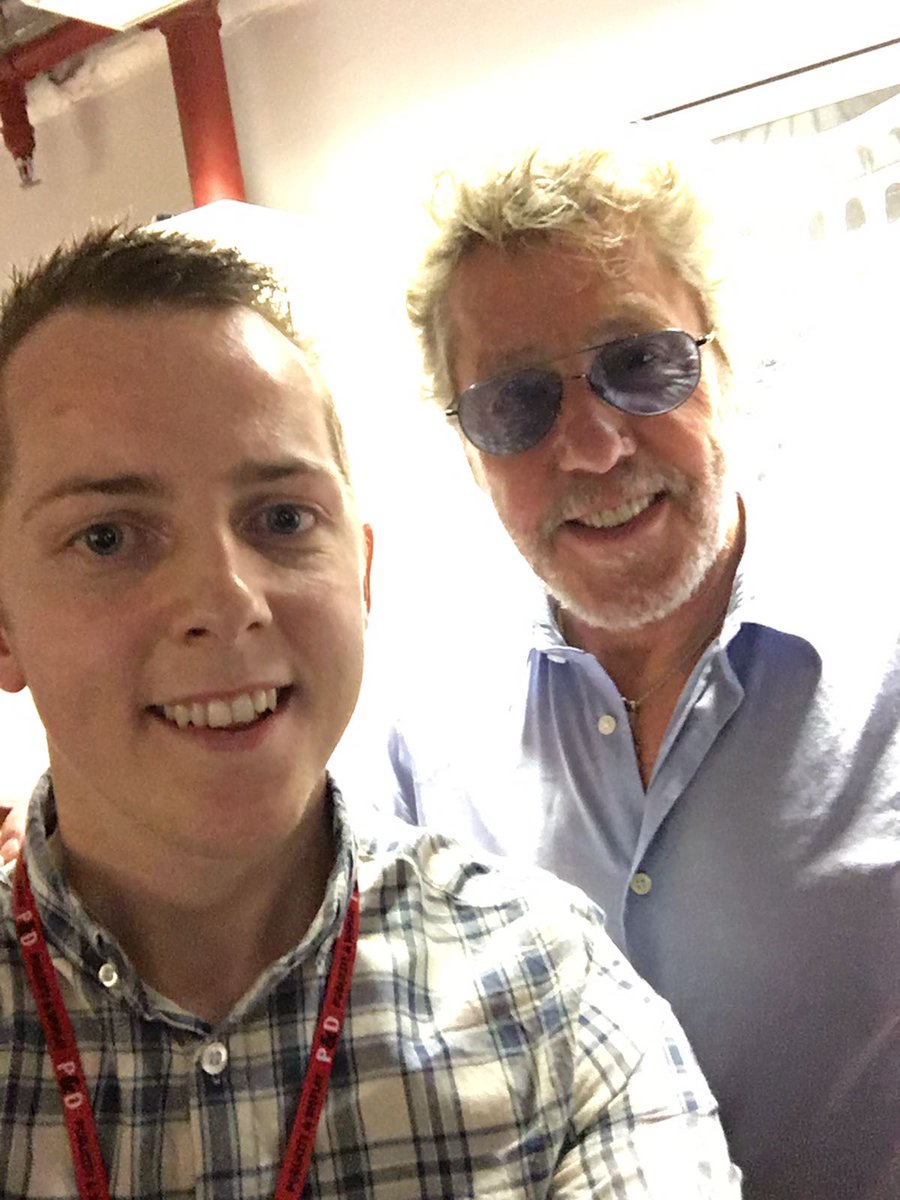 TeenageCancer's tweet photo. So many incredible behind the scenes photos from young people at the show last night! #TeenageCancerGigs https://t.co/MzJ0Uh967q