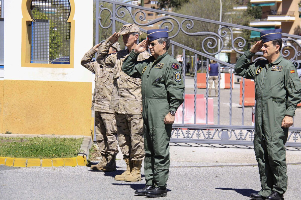 EjercitoAire's tweet photo. El JEMA #ahora en #ACARTablada #Sevilla tras conocer de cerca la base operativa desplegable DOB de #GRUMOCA y #SEADA https://t.co/75ea9iG5zO